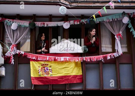 Les voisins de la rue Maria Panes à Madrid décorent la rue à l'occasion de la naissance de 'Feria de Abril' à Séville avec de la musique, des boissons et des drapeaux espagnols à Madrid, Espagne sur 25 avril 2020. (Photo de A. Ware/NurPhoto) Banque D'Images