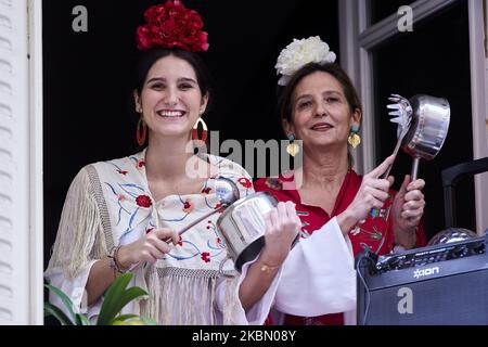 Les voisins de la rue Maria Panes à Madrid décorent la rue à l'occasion de la naissance de 'Feria de Abril' à Séville avec de la musique, des boissons et des drapeaux espagnols à Madrid, Espagne sur 25 avril 2020. (Photo de A. Ware/NurPhoto) Banque D'Images