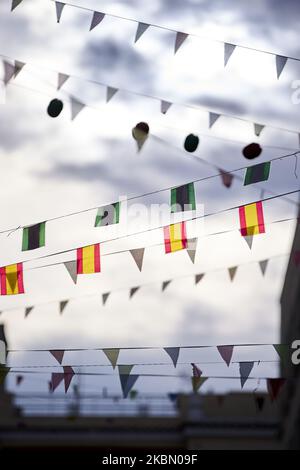 Les voisins de la rue Maria Panes à Madrid décorent la rue à l'occasion de la naissance de 'Feria de Abril' à Séville avec de la musique, des boissons et des drapeaux espagnols à Madrid, Espagne sur 25 avril 2020. (Photo de A. Ware/NurPhoto) Banque D'Images