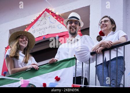 Les voisins de la rue Maria Panes à Madrid décorent la rue à l'occasion de la naissance de 'Feria de Abril' à Séville avec de la musique, des boissons et des drapeaux espagnols à Madrid, Espagne sur 25 avril 2020. (Photo de A. Ware/NurPhoto) Banque D'Images