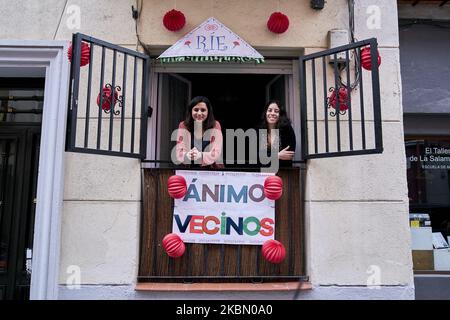 Les voisins de la rue Maria Panes à Madrid décorent la rue à l'occasion de la naissance de 'Feria de Abril' à Séville avec de la musique, des boissons et des drapeaux espagnols à Madrid, Espagne sur 25 avril 2020. (Photo de A. Ware/NurPhoto) Banque D'Images