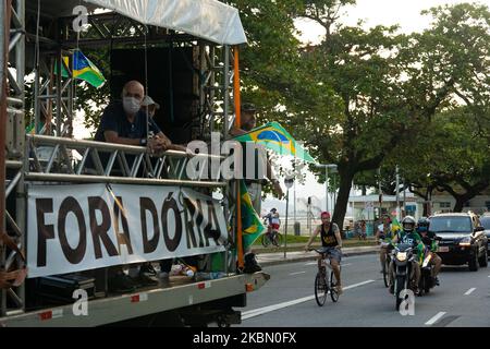 Camion avec un drapeau qui se lit comme « Fora Doria » et avec des partisans du président brésilien d'extrême-droite Jair Bolsonaro conduire le convoi pour protester contre les recommandations pour l'isolement social du gouverneur de Sao Paulo Joao Doria et pour rouvrir des affaires fermées pendant l'épidémie de coronavirus (COVID-19) à Santos, au Brésil, 26 avril 2020. (Photo de Felipe Beltrame/NurPhoto) Banque D'Images