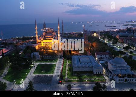 Photo aérienne prise par un drone de la place Sultanahmet vide pendant le ramadan à Istanbul, Turquie, 26 avril 2020. Les mosquées aux dindes restent fermées en raison de la propagation du virus COVID-19 alors que les musulmans du monde entier célèbrent le Ramadan, le mois le plus sacré du calendrier islamique sous le confinement. (Photo de CEM TekkeÅŸinoÄŸlu/NurPhoto) Banque D'Images