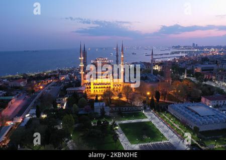 Photo aérienne prise par un drone de la place Sultanahmet vide pendant le ramadan à Istanbul, Turquie, 26 avril 2020. Les mosquées aux dindes restent fermées en raison de la propagation du virus COVID-19 alors que les musulmans du monde entier célèbrent le Ramadan, le mois le plus sacré du calendrier islamique sous le confinement. (Photo par CEM Tekke?ino?lu/NurPhoto) Banque D'Images