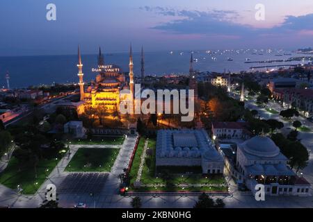 Photo aérienne prise par un drone de la place Sultanahmet vide pendant le ramadan à Istanbul, Turquie, 26 avril 2020. Les mosquées aux dindes restent fermées en raison de la propagation du virus COVID-19 alors que les musulmans du monde entier célèbrent le Ramadan, le mois le plus sacré du calendrier islamique sous le confinement. (Photo par CEM Tekke?ino?lu/NurPhoto) Banque D'Images