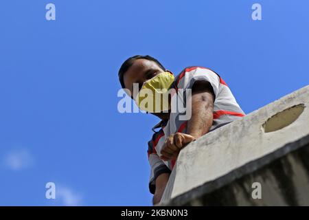 Un homme porte un masque alors qu'il regarde Kishanpole Bazar après avoir détecté un cas de COVID-19 dans la région pendant le Lockdown national imposé à la suite de la nouvelle pandémie mortelle de coronavirus à Jaipur, Rajasthan, Inde. 26 avril,2020.(photo de Vishal Bhatnagar/NurPhoto) Banque D'Images