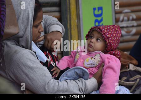 Les gens népalais qui retournent à Katmandou de Biratnagar sont bloqués pendant le confinement en raison de préoccupations au sujet de la propagation du virus Corona (COVID-19) à Thankot, Katmandou, Népal lundi, 27 avril 2020. (Photo de Narayan Maharajan/NurPhoto) Banque D'Images