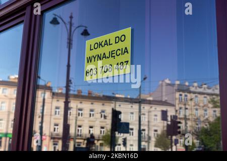 La note « disponible à la location » est visible sur la fenêtre d'un magasin pendant les premiers jours d'une légère facilité de verrouillage lors de la pandémie Covid-19 dans le district de Kazimierz à Cracovie, en Pologne, sur 27 avril 2020. Après quelques semaines de verrouillage strict beaucoup d'entreprises luttent pour rester à flot, il n'y a pas assez de circulation d'argent et beaucoup de magasins restent vides. (Photo par Dominika Zarzycka/NurPhoto) Banque D'Images