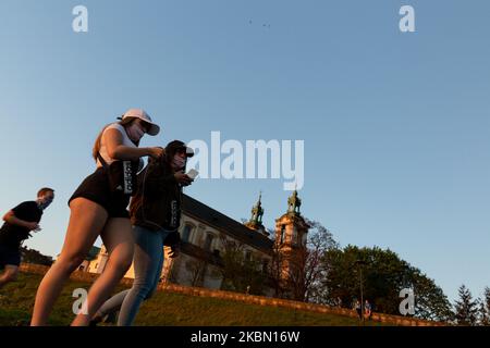 Les femmes dans les masques protecteurs sont vues profiter d'une promenade en plein air au bord d'une rivière Vistule pendant les premiers jours d'une légère facilité de verrouillage pendant la pandémie Covid-19 à Cracovie, en Pologne sur 27 avril 2020. Après quelques semaines de verrouillage strict et de distanciation sociale causée par la propagation du coronavirus, les Polonais sont de nouveau autorisés à se détendre dans l'espace ouvert mais doivent garder la distance et porter des masques de protection du visage en tout temps pendant qu'ils sont en public. (Photo par Dominika Zarzycka/NurPhoto) Banque D'Images