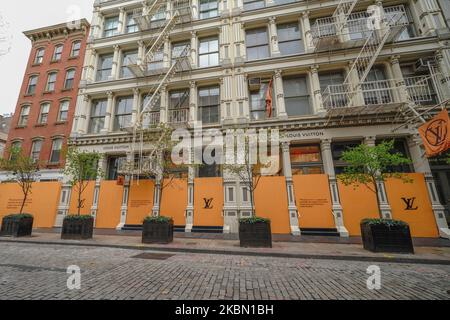 Vue sur une boutique Louis Vuitton à bord dans la région de Soho, dans la ville de New York, aux États-Unis, pendant une pandémie de coronavirus au 27 avril 2020. (Photo de John Nacion/NurPhoto) Banque D'Images