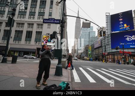 Un interprète de rue à New York, aux États-Unis, pendant la pandémie du coronavirus sur 27 avril 2020 (photo de John Nacion/NurPhoto) Banque D'Images