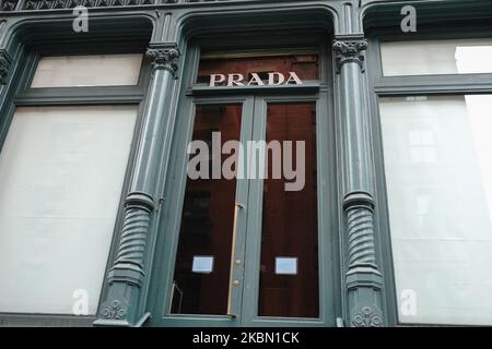 Vue sur une boutique Prada à bord dans la région de Soho, dans la ville de New York, aux États-Unis, pendant la pandémie du coronavirus sur 27 avril 2020. (Photo de John Nacion/NurPhoto) Banque D'Images