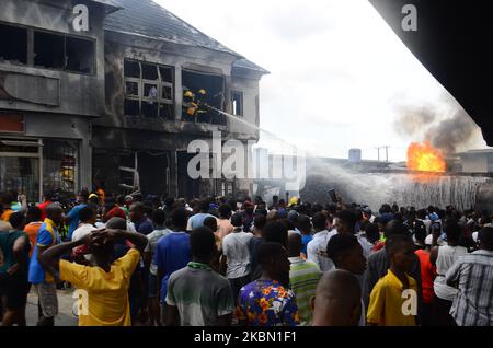 Des foules se rassemblent sur les lieux de l'incendie, ignorant les règles de distanciation sociale, à la station-service de la Nigerian National Petroleum Corporation (NNPC) située le long de College Road dans la région d'Ogba à Lagos, sur 27 avril 2020. (Photo par Olukayode Jaiyeola/NurPhoto) Banque D'Images