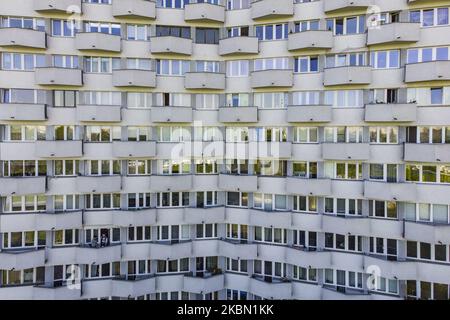 Un bâtiment résidentiel est vu dans cette photo aireal à Varsovie, Pologne sur 27 avril 2020. Le gouvernement polonais fait face à une poussée de plus en plus forte de son opposition et des autorités locales dans sa tentative d'organiser des élections présidentielles pendant une épidémie. Le parti droit et justice au pouvoir a fait passer des modifications législatives au Vas-y par un vote postal malgré des problèmes de santé et des complications logistiques. À partir de 4 mai, les terrains de jeux rouvriront à mesure que le gouvernement assouplit lentement les restrictions à la vie publique. (Photo de Jaap Arriens/NurPhoto) Banque D'Images