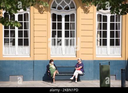 Deux femmes Eldery sont assises au soleil, à Gand, en Belgique, sur 24 avril 2020. La Belgique en est à sa septième semaine de confinement dans la crise actuelle du coronavirus (COVID-19). Le (partiellement verrouillé) jusqu'au 3 mai 2020. Le gouvernement a annoncé un plan par étapes pour tenter de sortir de la situation de confinement. (Photo de Jonathan Raa/NurPhoto) Banque D'Images