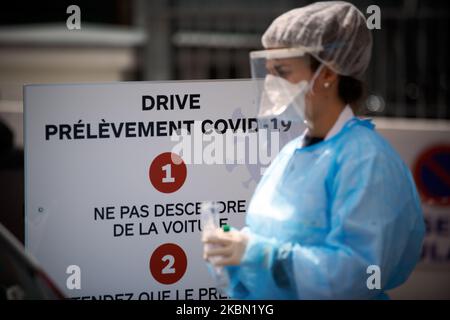 À Toulouse comme ailleurs en France, des centres de tests médicaux ont été ouverts pour tester les personnes qui pourraient avoir le coronavirus SRAS-COV-2 responsable de la maladie Covid-19. Les patients sont dirigés vers ces centres d'essais de conduite si leur médecin les envoie là-bas s'ils ont des symptômes du Covid-19 ou s'ils ont simplement la suspicion d'être infectés par le coronavirus SRAS-COV-2. Le médecin ou les infirmières utilisent des écouvillons pris dans le nez. Les écouvillons sont envoyés à un laboratoire biologique et les patients ont leurs résultats le lendemain. Toulouse. France. 28 avril 2020. (Photo d'Alain Pitton/NurPhoto) Banque D'Images