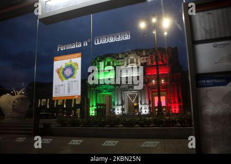 Vue différente de la façade de la gare centrale de Milan illuminée avec le drapeau italien de Milan pendant le confinement en raison d'une urgence du coronavirus, 28 avril 2020 (photo de Mairo Cinquetti/NurPhoto) Banque D'Images