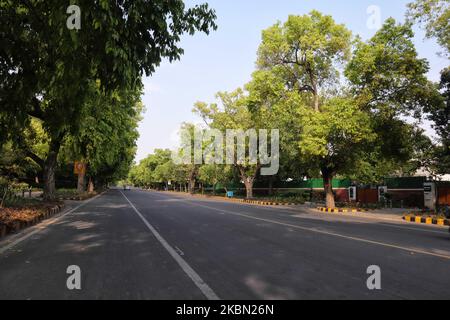 Rue déserte pendant l'isolement à New Delhi, Inde, le 28 avril 2020. Le confinement de Covid-19 a été étendu à 3 mai en Inde. (Photo de Muzamil Mattoo/NurPhoto) Banque D'Images