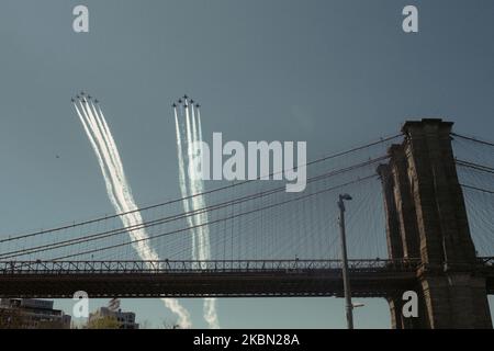 Les US Navy Blue Angels et les Thunderbirds de l'USAF passent à basse vitesse au-dessus du pont de Brooklyn de la ville de New York lors de leur tour du moral des coronavirus aux États-Unis, le mardi 28 avril 2020. (Photo par B.A. Van Sise/NurPhoto) Banque D'Images