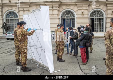 Une infirmière de l'armée italienne portant un masque de protection parle avec des journalistes lors de la présentation de l'équipe de l'armée qui participera aux hôpitaux du Piémont dans la lutte contre le virus, à Turin, Italie, sur 27 avril 2020. (Photo de Mauro Ujetto/NurPhoto) Banque D'Images