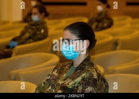 Une infirmière de l'armée italienne portant un masque de protection lors de la présentation de l'équipe de l'armée qui participera aux hôpitaux du Piémont dans la lutte contre le virus, à Turin, Italie, sur 27 avril 2020. (Photo de Mauro Ujetto/NurPhoto) Banque D'Images