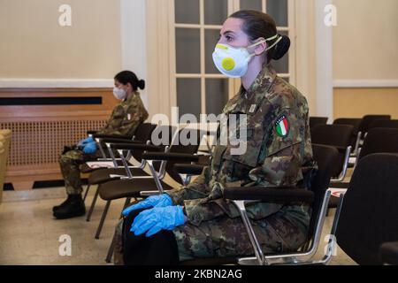 Une infirmière de l'armée italienne portant un masque de protection lors de la présentation de l'équipe de l'armée qui participera aux hôpitaux du Piémont dans la lutte contre le virus, à Turin, Italie, sur 27 avril 2020. (Photo de Mauro Ujetto/NurPhoto) Banque D'Images
