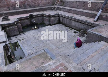 Une femme se remplit d'eau potable dans des jets d'eau de pierre pendant le confinement en raison de préoccupations au sujet de la propagation du virus Corona (COVID-19) à Bhaktapur, Népal mercredi, 29 avril 2020. (Photo de Narayan Maharajan/NurPhoto) Banque D'Images