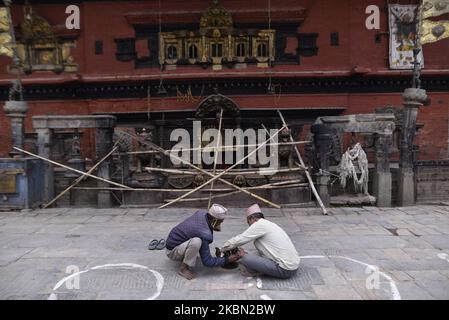 Un vieil homme offrant des rituels et des lampes à huile devant le temple de Bhairab pendant le verrouillage complet de la nation comme inquiétude au sujet de la propagation du virus de Corona (COVID-19) à Bhaktapur, Népal mercredi, 29 avril 2020. (Photo de Narayan Maharajan/NurPhoto) Banque D'Images