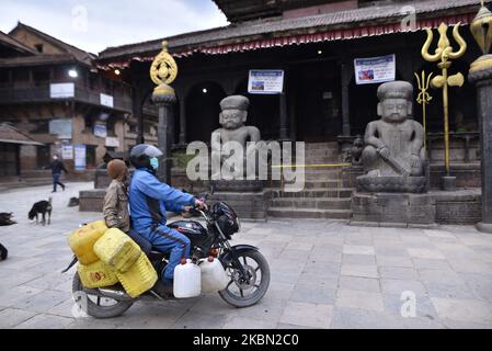 Un homme transportant des gallons en plastique en vélo pour remplir l'eau potable pendant le confinement comme inquiétude au sujet de la propagation du virus Corona (COVID-19) à Bhaktapur, Népal mercredi, 29 avril 2020. (Photo de Narayan Maharajan/NurPhoto) Banque D'Images