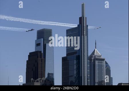 Les angles bleus de la marine américaine F/A-18 et les Thunderbirds de la Force aérienne américaine F-16 Faucon Faucon survole Philadelphie, PA sur 28 avril 2020. L'exercice, dont le coût est rapporté à 60,000 USD de l'heure, fait partie d'un hommage national à l'honneur des travailleurs de la santé dans la région. (Photo de Bastiaan Slabbers/NurPhoto) Banque D'Images