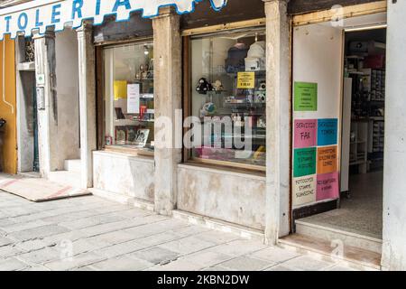 Un magasin de papeterie ouvert à Cannaregio, Venise pendant l'urgence COVID19, à Venise, Italie, sur 28 avril 2020. (Photo de Giacomo Cosua/NurPhoto) Banque D'Images