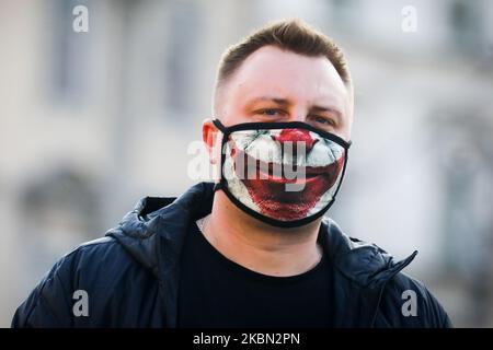 Un homme porte un masque protecteur « Joker » en raison de la propagation du coronavirus. Cracovie, Pologne sur 28 avril 2020. La règle de la couverture du nez et de la bouche dans les lieux publics avec des masques faciaux, des charves ou des mouchoirs est entrée en vigueur à partir de 16 avril. L'ordonnance ne s'applique pas aux enfants jusqu'à l'âge de deux ans et aux personnes qui ne peuvent pas couvrir leur bouche ou leur nez en raison de difficultés respiratoires. (Photo de Beata Zawrzel/NurPhoto) Banque D'Images