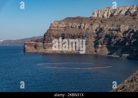 Île de Santorini, Grèce. 2022. Zone piscicole dans le sud de la mer Égée, juste au large de la côte de montagne de Santorini. Banque D'Images