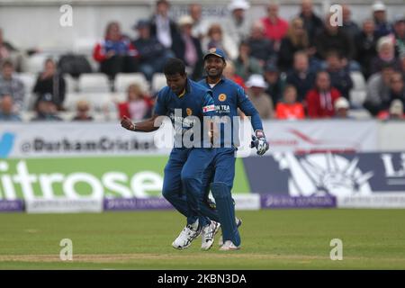 Nuwan Kulasekara et Kumar Sangakkara du Sri Lanka célèbrent après que Kulasekara ait piégé le LBW Gary Ballance de l'Angleterre pendant l'ODI 2nd entre l'Angleterre et le Sri Lanka à Emirates Riverside, Chester le Street le dimanche 25h mai 2014 (photo de Mark Fletcher/MI News/NurPhoto) Banque D'Images