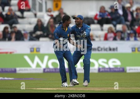 Nuwan Kulasekara et Kumar Sangakkara du Sri Lanka célèbrent après que Kulasekara ait piégé le LBW Gary Ballance de l'Angleterre pendant l'ODI 2nd entre l'Angleterre et le Sri Lanka à Emirates Riverside, Chester le Street le dimanche 25h mai 2014 (photo de Mark Fletcher/MI News/NurPhoto) Banque D'Images