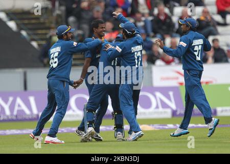 Nuwan Kulasekara, Kumar Sangakkara, Lahiru Thirimanne, Dinesh Chandimal et Mahela Jayawardene du Sri Lanka célèbrent après que Kulasekara a piégé le LBW Gary Ballance de l'Angleterre lors de l'ODI 2nd entre l'Angleterre et le Sri Lanka à Emirates Riverside, Chester le Street le dimanche 25h mai 2014 (photo de Mark Fletcher/NURMI) Banque D'Images