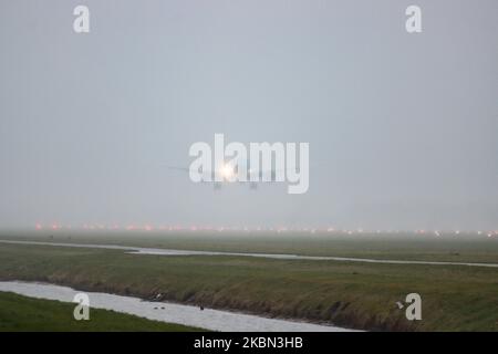 Un Boeing 777-200 commercial KLM ASIA vu lors de l'approche finale à l'atterrissage sur la piste Polderbaan à l'aéroport international d'Amsterdam Schiphol AMS EHAM par mauvais temps avec brouillard et pluie. L'avion long-courrier à corps large Boeing 777 ou B772 est immatriculé pH-BQK et porte le nom de Mount Kilimanjaro tandis qu'il est alimenté par 2x moteurs à jet GE. KLM Koninklijke Luchtvaart Maatschappij KL est le porte-drapeau des pays-Bas, la plus ancienne compagnie aérienne au monde et membre de l'alliance aérienne SkyTeam. 28 février 2020 (photo de Nicolas Economou/NurPhoto) Banque D'Images