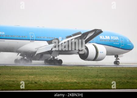 Un Boeing 777-200 commercial KLM ASIA vu lors de l'approche finale à l'atterrissage sur la piste Polderbaan à l'aéroport international d'Amsterdam Schiphol AMS EHAM par mauvais temps avec brouillard et pluie. L'avion long-courrier à corps large Boeing 777 ou B772 est immatriculé pH-BQK et porte le nom de Mount Kilimanjaro tandis qu'il est alimenté par 2x moteurs à jet GE. KLM Koninklijke Luchtvaart Maatschappij KL est le porte-drapeau des pays-Bas, la plus ancienne compagnie aérienne au monde et membre de l'alliance aérienne SkyTeam. 28 février 2020 (photo de Nicolas Economou/NurPhoto) Banque D'Images