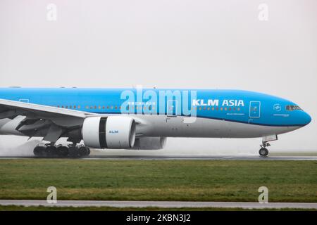 Un Boeing 777-200 commercial KLM ASIA vu lors de l'approche finale à l'atterrissage sur la piste Polderbaan à l'aéroport international d'Amsterdam Schiphol AMS EHAM par mauvais temps avec brouillard et pluie. L'avion long-courrier à corps large Boeing 777 ou B772 est immatriculé pH-BQK et porte le nom de Mount Kilimanjaro tandis qu'il est alimenté par 2x moteurs à jet GE. KLM Koninklijke Luchtvaart Maatschappij KL est le porte-drapeau des pays-Bas, la plus ancienne compagnie aérienne au monde et membre de l'alliance aérienne SkyTeam. 28 février 2020 (photo de Nicolas Economou/NurPhoto) Banque D'Images