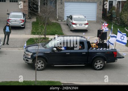 Un petit groupe de juifs canadiens a participé à un défilé de véhicules pour célébrer le jour de l'indépendance d'Israël en 72nd à Toronto, Ontario, Canada, sur 29 avril 2020. La Journée de l'indépendance israélienne commémore la déclaration d'indépendance en 1948. Cette célébration attire normalement des milliers de Juifs canadiens, mais cette année, le défilé ne comprenait que quelques véhicules que lorsque les familles regardaient de l'avant de leurs foyers et pratiquaient la distanciation sociale en raison de la pandémie du nouveau coronavirus (COVID-19). (Photo de Creative Touch Imaging Ltd./NurPhoto) Banque D'Images