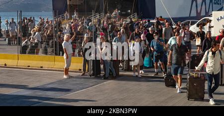 Santorin, Grèce. 2022. Touristes arrivant en ferry au port d'Athinios Santorini. Banque D'Images