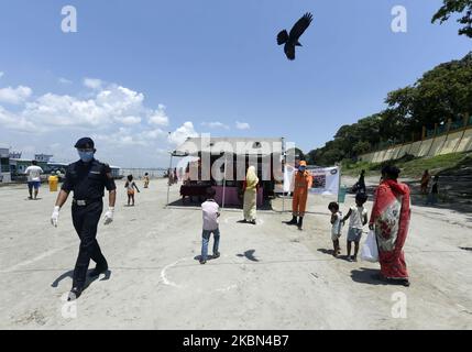 Le personnel de la Force nationale d'intervention en cas de catastrophe (FDN) distribue des aliments aux personnes dans le besoin, lors d'un confinement à l'échelle nationale à la suite d'une pandémie du coronavirus, à Guwahati, Assam, en Inde, sur le 30 avril 2020. (Photo de David Talukdar/NurPhoto) Banque D'Images