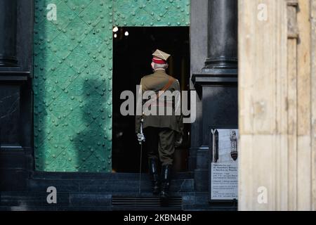 Un homme portant l'uniforme de l'armée polonaise arrive à la cathédrale de Wawel pour une cérémonie marquant le 75th anniversaire de la libération des anciens camps de concentration et d'extermination allemands nazis à Sachsenhausen, Dachau et Ravensbruck. L'initiative de célébrer cette messe est venue des associations des derniers prisonniers et de leurs familles (ne Cedat Academia et la famille Ravensbruck) après que les célébrations du 75th anniversaire de la libération des camps en Allemagne ont été annulées par la partie allemande. Les derniers prisonniers survivants de ces camps ont assisté à la cérémonie : le Dr Wanda Poltawska an Banque D'Images