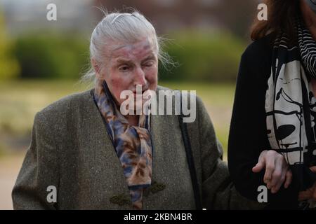 Wanda Poltawska (98 ans), survivante du camp de concentration nazi de Ravensbruck, vue à l'extérieur de la cathédrale de Wawel avant une cérémonie marquant le 75th anniversaire de la libération des anciens camps de concentration allemands nazis à Sachsenhausen, Dachau et Ravensbruck. L'initiative de célébrer cette messe est venue des associations des derniers prisonniers et de leurs familles (ne Cedat Academia et la famille Ravensbruck) après l'annulation des célébrations du 75th anniversaire de la libération des camps en Allemagne. Jeudi, 30 avril 2020, Cracovie, Pologne. (Photo par Artur Widak/NurPhoto) Banque D'Images