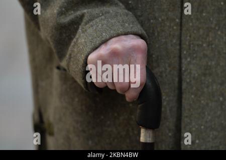 Wanda Poltawska (98 ans), survivante du camp de concentration nazi de Ravensbruck, a vu marcher avec une canne à l'extérieur de la cathédrale de Wawel avant une cérémonie marquant le 75th anniversaire de la libération des anciens camps de concentration allemands nazis à Sachsenhausen, Dachau et Ravensbruck. L'initiative de célébrer cette messe est venue des associations des derniers prisonniers et de leurs familles (ne Cedat Academia et la famille Ravensbruck) après l'annulation des célébrations du 75th anniversaire de la libération des camps en Allemagne. Jeudi, 30 avril 2020, Cracovie, Pologne. (Photo par Artur Widak/ Banque D'Images