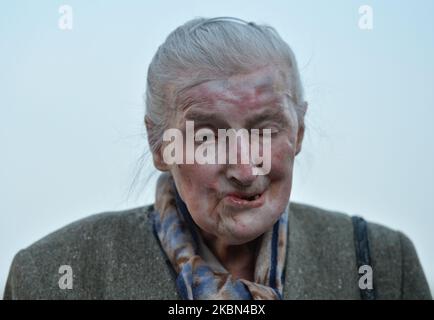 Wanda Poltawska (98 ans), survivante du camp de concentration nazi de Ravensbruck, vue à l'extérieur de la cathédrale de Wawel avant une cérémonie marquant le 75th anniversaire de la libération des anciens camps de concentration allemands nazis à Sachsenhausen, Dachau et Ravensbruck. L'initiative de célébrer cette messe est venue des associations des derniers prisonniers et de leurs familles (ne Cedat Academia et la famille Ravensbruck) après l'annulation des célébrations du 75th anniversaire de la libération des camps en Allemagne. Jeudi, 30 avril 2020, Cracovie, Pologne. (Photo par Artur Widak/NurPhoto) Banque D'Images