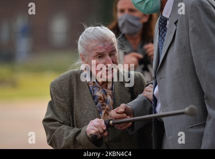 Wanda Poltawska (98 ans), survivante du camp de concentration nazi de Ravensbruck, vue à l'extérieur de la cathédrale de Wawel avant une cérémonie marquant le 75th anniversaire de la libération des anciens camps de concentration allemands nazis à Sachsenhausen, Dachau et Ravensbruck. L'initiative de célébrer cette messe est venue des associations des derniers prisonniers et de leurs familles (ne Cedat Academia et la famille Ravensbruck) après l'annulation des célébrations du 75th anniversaire de la libération des camps en Allemagne. Jeudi, 30 avril 2020, Cracovie, Pologne. (Photo par Artur Widak/NurPhoto) Banque D'Images