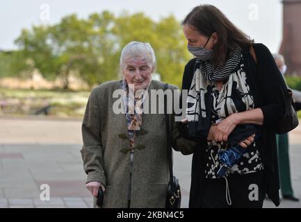 Wanda Poltawska (98 ans), survivante du camp de concentration nazi de Ravensbruck, vue à l'extérieur de la cathédrale de Wawel avant une cérémonie marquant le 75th anniversaire de la libération des anciens camps de concentration allemands nazis à Sachsenhausen, Dachau et Ravensbruck. L'initiative de célébrer cette messe est venue des associations des derniers prisonniers et de leurs familles (ne Cedat Academia et la famille Ravensbruck) après l'annulation des célébrations du 75th anniversaire de la libération des camps en Allemagne. Jeudi, 30 avril 2020, Cracovie, Pologne. (Photo par Artur Widak/NurPhoto) Banque D'Images