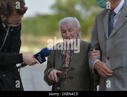 Wanda Poltawska (98 ans), survivante du camp de concentration nazi de Ravensbruck, vu parler à un journaliste devant la cathédrale de Wawel avant une cérémonie marquant le 75th anniversaire de la libération des anciens camps de concentration allemands nazis à Sachsenhausen, Dachau et Ravensbruck. L'initiative de célébrer cette messe est venue des associations des derniers prisonniers et de leurs familles (ne Cedat Academia et la famille Ravensbruck) après l'annulation des célébrations du 75th anniversaire de la libération des camps en Allemagne. Jeudi, 30 avril 2020, Cracovie, Pologne. (Photo par Artur W Banque D'Images