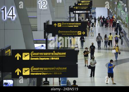 Les passagers à l'aéroport Don Mueang après avoir volé Airway ont repris leurs vols sur des routes nationales après que le vol a été temporairement interrompu en raison de l'épidémie de Covid-19 à l'aéroport Don Mueang à Bangkok, en Thaïlande, le 01 mai 2020. (Photo par Anusak Laowilas/NurPhoto) Banque D'Images